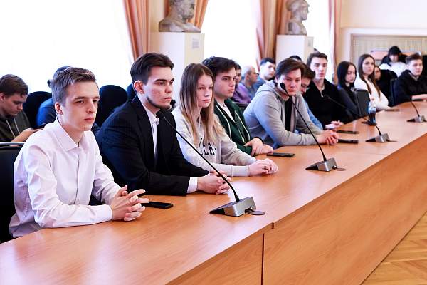 В РГГУ состоялась встреча с действующими бойцами штурмового подразделения армии России и директором Фонда «Время выбрало нас»