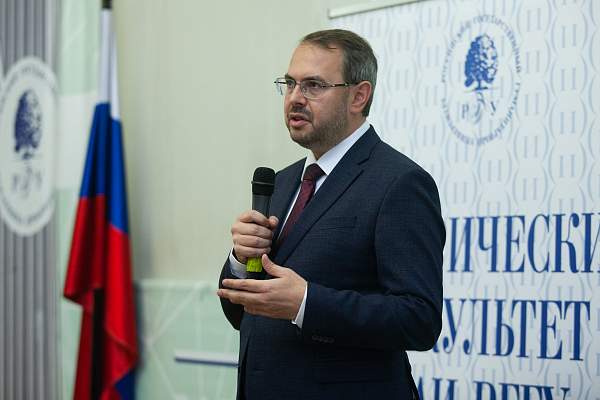 Замминистра науки и высшего образования встретился с первокурсниками исторического факультета РГГУ