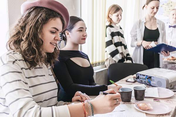 В Гуманитарном колледже прошла деловая игра «Интерактивное французское кафе»