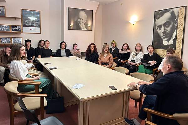 Студенты факультета культурологии в рамках «Года семьи» посетили спектакль об «отцах и детях»