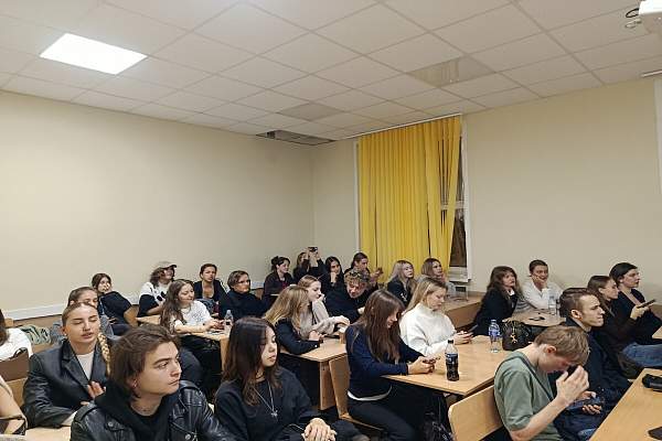Привилегия и удовольствие мыслить без ИИ. На факультете маркетинга и рекламы обсудили взаимодействие преподавателей и студентов в рамках образовательного процесса