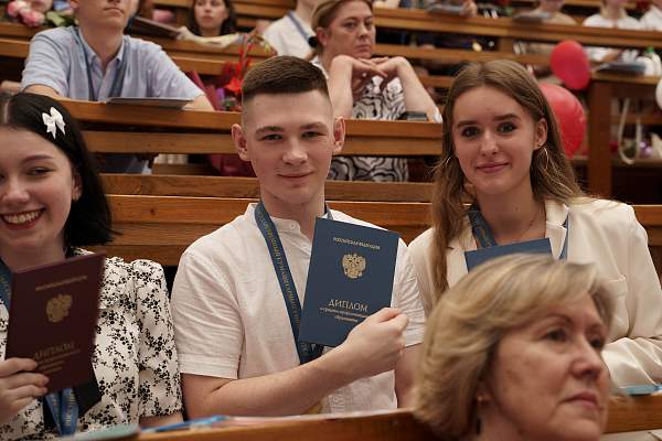 Торжественная церемония вручения дипломов выпускникам Гуманитарного колледжа - 2024