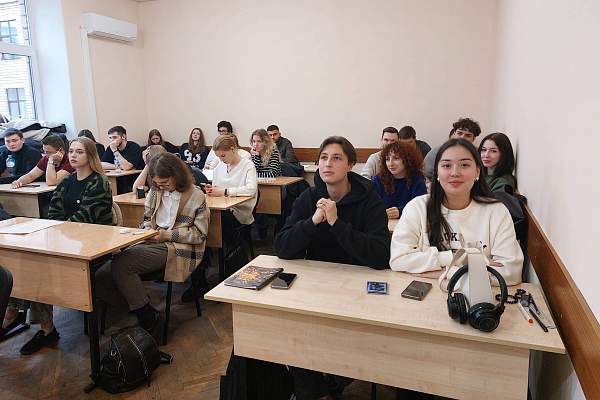 На юридическом факультете состоялся круглый стол, приуроченный к профессиональному празднику – Дню сотрудника органов внутренних дел