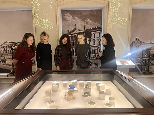 Погружение в историю: экскурсия студентов по палатам Юсуповых-Зиновьевых