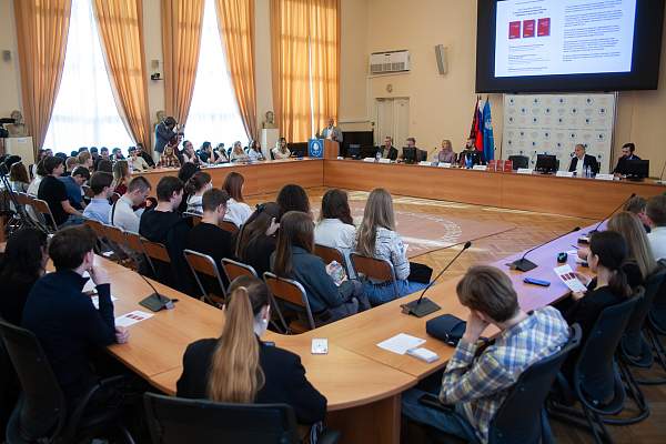 О конституционном развитии Pоссии — презентация трёхтомника Олега Румянцева
