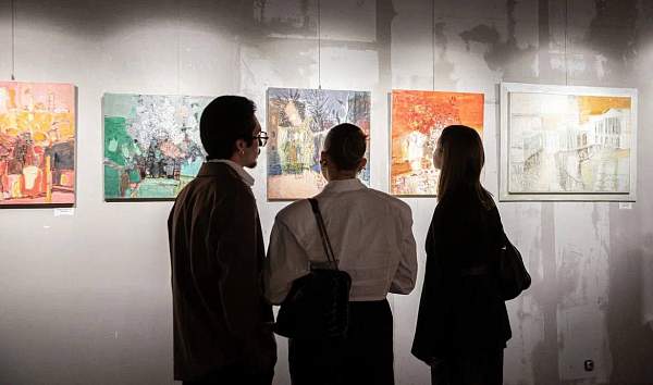Волонтеры в искусстве: уникальный опыт студентов на выставке в ArtMaison