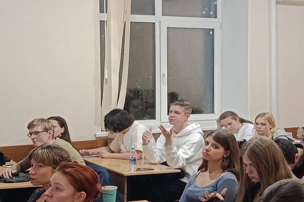 Визуальный язык рекламных роликов духов в центре внимания круглого стола факультета маркетинга и рекламы