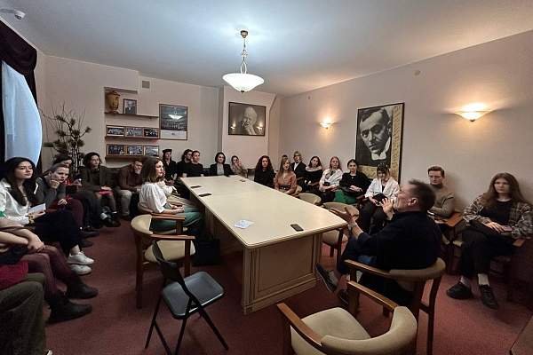 Студенты факультета культурологии в рамках «Года семьи» посетили спектакль об «отцах и детях»