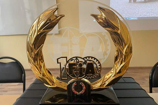 Состоялась встреча студентов ИИНТБ с заслуженными мастерами автоспорта Сергеем Шмаковым и Валерием Хлебутиным