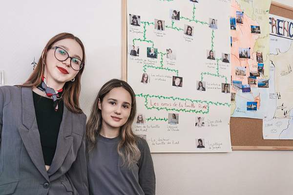 В Гуманитарном колледже прошла деловая игра «Интерактивное французское кафе»