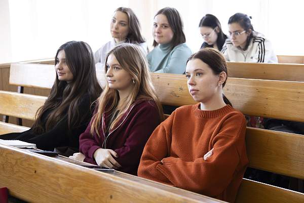 Диалог культур и вызовы ИИ: в РГГУ проходит конференция «Мост между мирами»