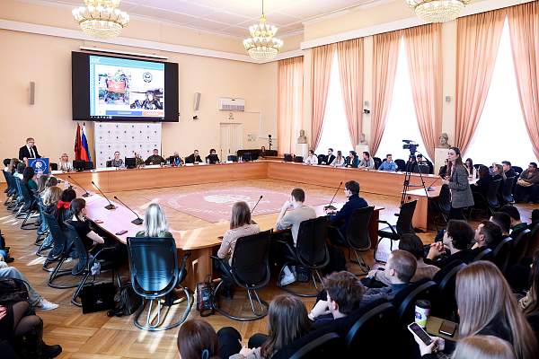 В РГГУ состоялась встреча с действующими бойцами штурмового подразделения армии России и директором Фонда «Время выбрало нас»