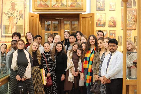 Знакомство с духовным сердцем России: иностранные студенты РГГУ посетили Троице-Сергиеву Лавру