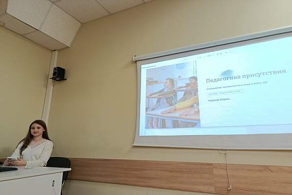 Привилегия и удовольствие мыслить без ИИ. На факультете маркетинга и рекламы обсудили взаимодействие преподавателей и студентов в рамках образовательного процесса