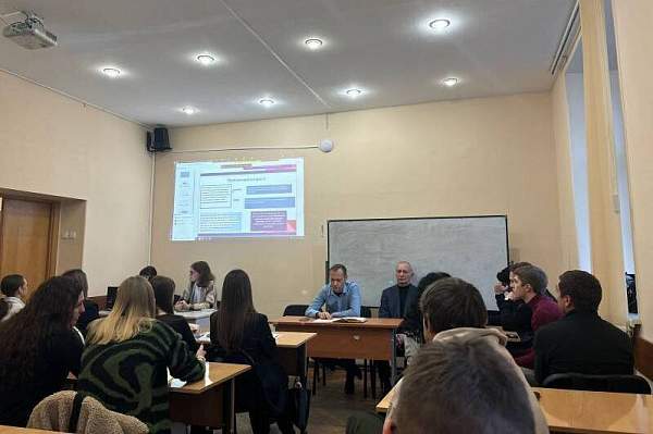 На юридическом факультете состоялся круглый стол, приуроченный к профессиональному празднику – Дню сотрудника органов внутренних дел
