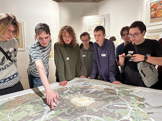 Студенты исторического факультета на выставке "Алексей Щусев. 150"