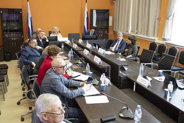 Социально-гуманитарное знание в эпоху «гибридного интеллекта»: в РГГУ обсудили границы и возможности применения ИИ