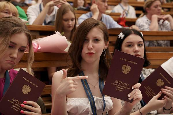 Торжественная церемония вручения дипломов выпускникам Гуманитарного колледжа - 2024