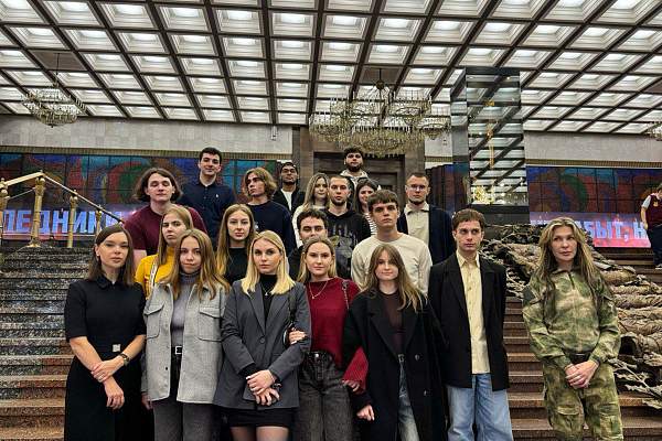 Студенты юридического факультета РГГУ посетили открытие выставки художницы Юлии Толстоусовой «Люди, опаленные войной» в Музее Победы