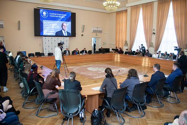 Студенты РГГУ встретились с сенатором Российской Федерации, величайшим борцом греко-римского стиля XX века, Героем России Александром Карелиным