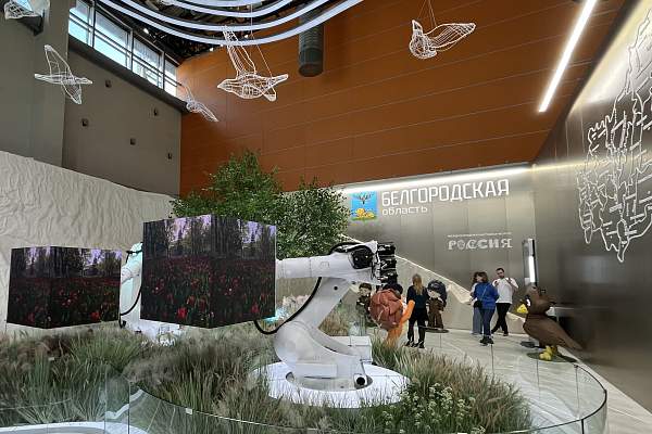 Первокурсники юридического факультета РГГУ посетили международную выставку-форум «Россия» на ВДНХ