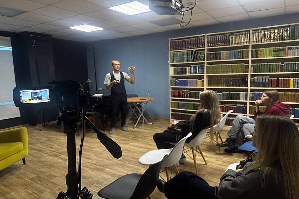Проблема телесной эмпатии в центре публичной лекции доцента РГГУ Виктора Акулинина