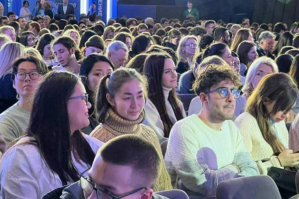 Студенты РГГУ посетили студенческий лекторий «Мы разные! Мы равные! Мы вместе!», проходивший на площадке Знание.Лекторий на базе международной выставки-форума «Россия» на ВДНХ