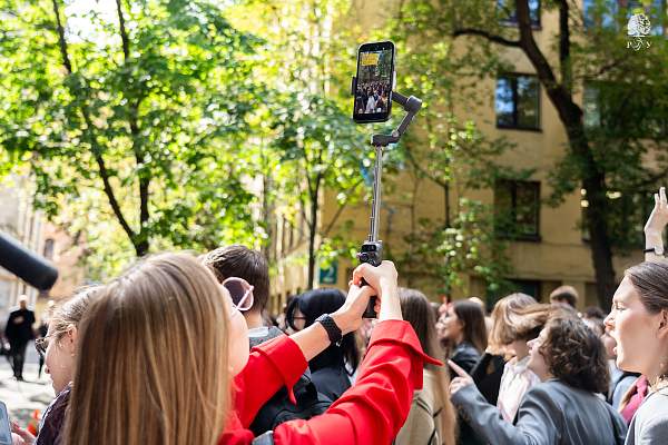 Шесть тысяч новых историй