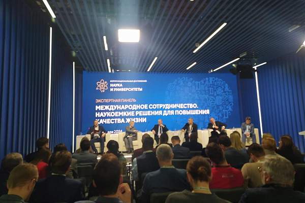 Студенты РГГУ посетили экспертную панель «Международное сотрудничество. Наукоемкие решения для повышения качества жизни» на ВДНХ