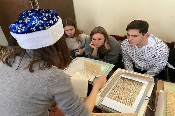 Студенты юридического факультета ИЭУП посетили Российский государственный архив древних актов