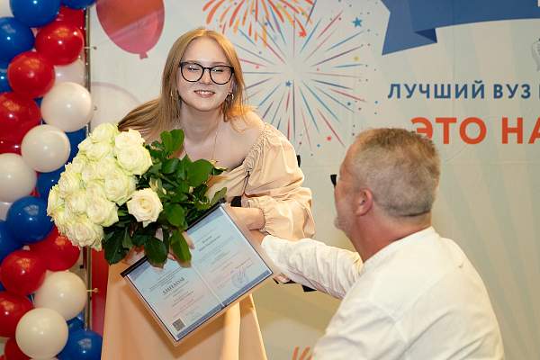 Занавес опущен, но спектакль продолжается: в гуманитарном колледже прошла церемония вручения дипломов