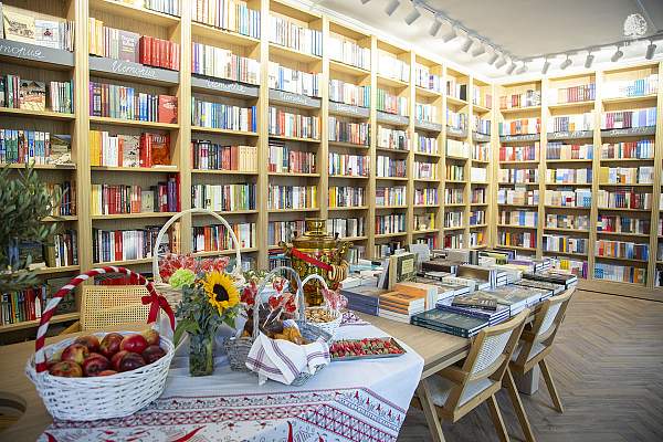 В РГГУ открылся обновлённый книжный магазин «Древо мира»