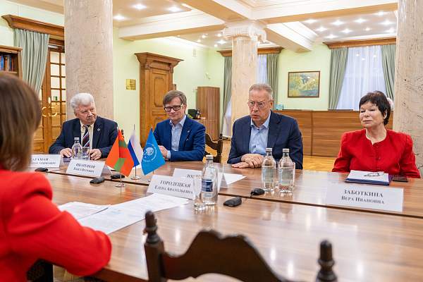 Признание на высоком уровне: ректора РГГУ отметили наградой Приднестровской Молдавской Республики