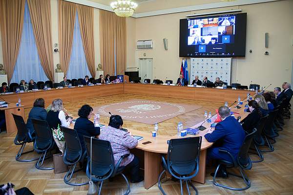 Поздравление научного руководителя РГГУ Ефима Пивовара с юбилеем от и.о. ректора Андрея Логинова