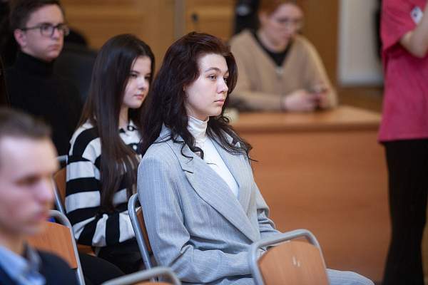 Студенты РГГУ встретились с ветераном СВР РФ Еленой Вавиловой
