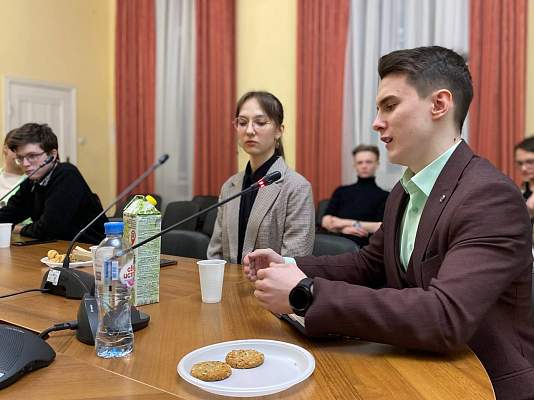 На заседании Клуба молодых историков РГГУ обсудили жизнь русских туристов на курортах Германии и Швейцарии на рубеже XIX-XX вв.