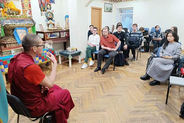 Студенты в Московском представительстве Буддийской традиционной Сангхи России