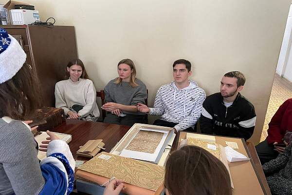 Студенты юридического факультета ИЭУП посетили Российский государственный архив древних актов