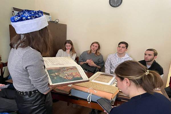 Студенты юридического факультета ИЭУП посетили Российский государственный архив древних актов