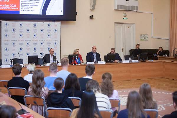 Студенты РГГУ встретились с ветераном СВР РФ Еленой Вавиловой
