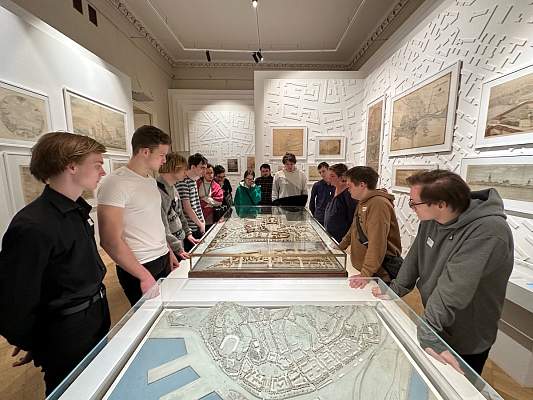 Студенты исторического факультета на выставке "Алексей Щусев. 150"