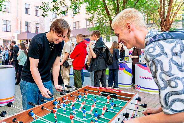 Праздник для первокурсников: в РГГУ презентовали проекты «Молодёжи Москвы»