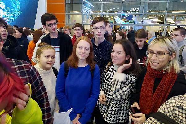 Студенты исторического факультета на выставке "Россия"