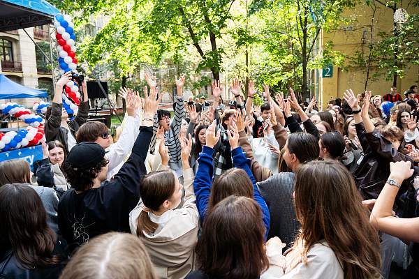 Шесть тысяч новых историй